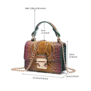 Vista detallada del bolso vintage con patrón de cocodrilo multicolor y marcas de medidas