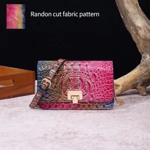 Detalle de bolso bandolera de cocodrilo de colores con patrón de corte aleatorio único
