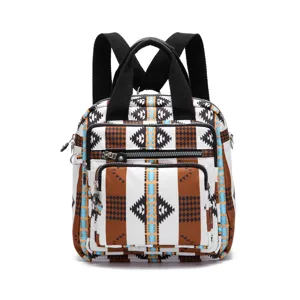 Detalle de la mochila bohemia azteca de gran capacidad con un bolsillo frontal