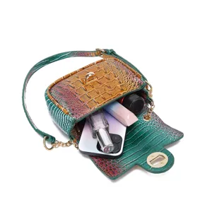 Vista detallada que muestra la capacidad de un bolso bandolera colorido con piel cocodrilo