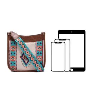 Bolso bandolera bohemio estampado western, comparación de tamaño con tablet y móvil