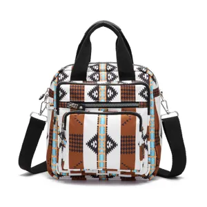 Vista detallada del bolso bandolera con estampado azteca bohemio y bolsillos de cierre