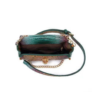Vista interior del bolso bandolera vintage multicolor con relieve de cocodrilo y cremallera.