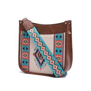 Primer plano de bolso bandolera boho retro con correa ancha estampada de estilo étnico