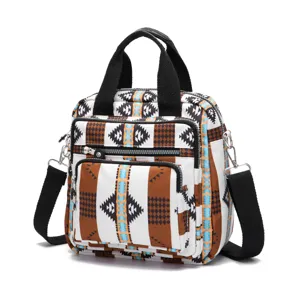 Vista lateral detallada de la mochila bohemia azteca con estampado geométrico colorido