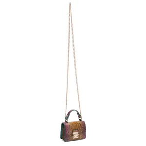 Vista detallada vertical de mini bolso vintage con relieve de cocodrilo y cadena