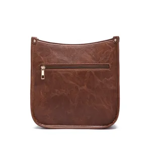 Detalle trasero de bolso bandolera de cuero sintético vintage marrón con cremallera dorada