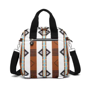 Vista frontal de mochila grande para mujer con estampado étnico azteca bohemio