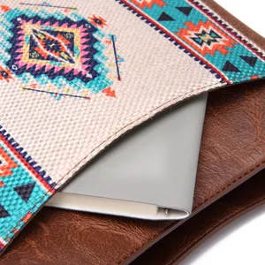 Primer plano de un bolso bohemio con estampados étnicos vintage y textura de cuero sintético