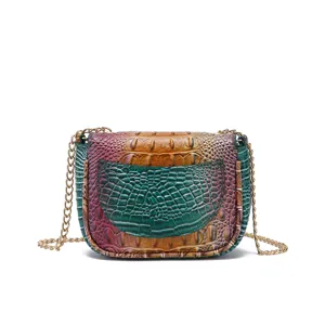 Vista frontal de un bolso de silla en cuero con motivo de cocodrilo multicolor y cadena