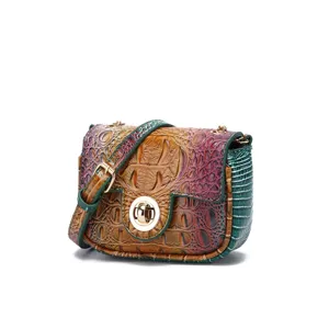 Vista detallada de un bolso bandolera vintage con estampado de cocodrilo multicolor