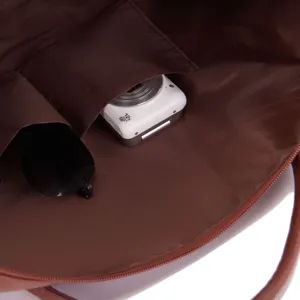Vista interior del gran bolso de viaje de cuero con múltiples bolsillos de almacenamiento