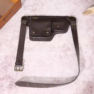 Primer plano de riñonera de moto de cuero marrón vintage con correas