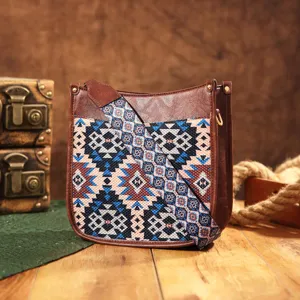 Vista detallada de bolso bandolera bohemio western con patrón geométrico tejido azul