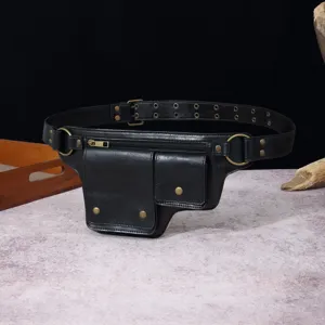Primer plano de una riñonera de moto retro negra con correa ajustable y remaches.