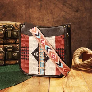 Bolso bandolera boho vintage de lona con estampado étnico y correa ancha ajustable.