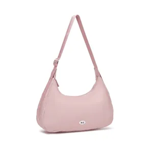 Bolso de luna acolchado rosa palo con textura suave tipo plumón y correa ajustable