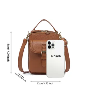 Dimensiones detalladas del bolso de cuero marrón con escala de teléfono de 6,7 pulgadas.