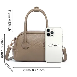 Vista detallada que muestra las dimensiones del mini bolso Boston de cuero con escala.