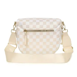 Vista detallada del elegante bolso bandolera de tela oxford a cuadros beige y blanco