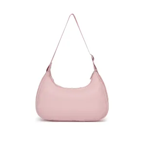 Bolso de hombro acolchado rosa en forma de media luna con textura de nube y correa.