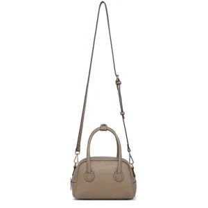 Mini bolso Boston de piel granulada color topo con correa ajustable y doble asa.