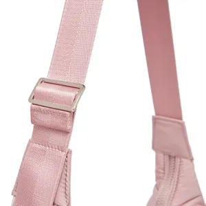 Detalle de la correa acolchada rosa y hebilla plateada del bolso de hombro tipo nube.