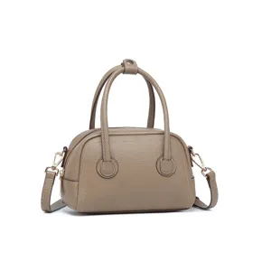 Elegante bolso Boston de cuero vacuno granulado topo con detalles en herrajes dorados