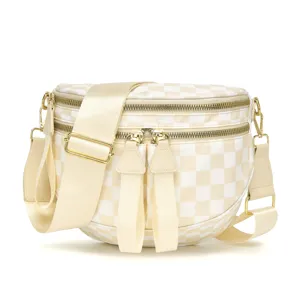 Primer plano de un elegante bolso bandolera de tela Oxford con patrón de cuadros.