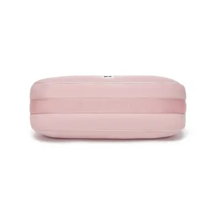 Vista inferior detallada de un bolso de hombro acolchado rosa suave estilo medialuna