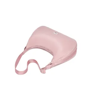 Detalle de bolso luna rosa acolchado con correa ajustable y textura de plumas suave