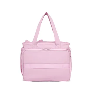 Dettaglio di una borsa da viaggio in nylon imbottito rosa con più scomparti con cerniera