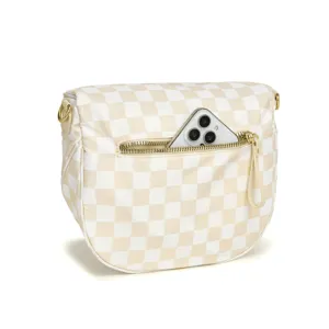 Vista trasera de bolso bandolera a cuadros beige con bolsillo con cremallera y móvil