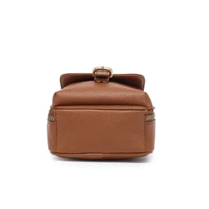 Vista detallada de la parte inferior de un elegante bolso mensajero marrón para teléfono