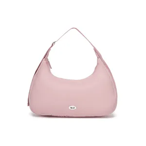 Vista frontal de un bolso hobo acolchado rosa con una suave forma de media luna.