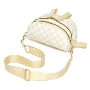 Detalle del bolso bandolera de tela oxford a cuadros crema con herrajes dorados