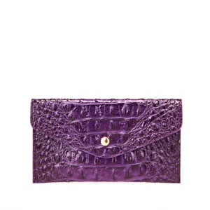 Vista detallada de una cartera púrpura con relieve brillante de estilo cocodrilo.