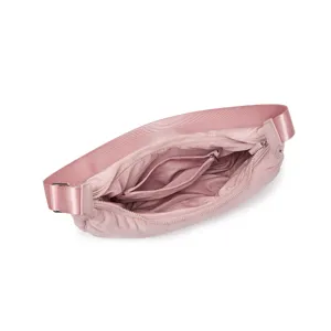 Primer plano de un bolso de hombro acolchado rosa que muestra su interior amplio y suave