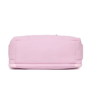 Vista posteriore di una borsa a tracolla imbottita rosa per viaggi e sport all'aperto