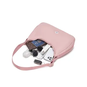 Bolso hobo rosa acolchado de plumón que muestra la capacidad y objetos diarios