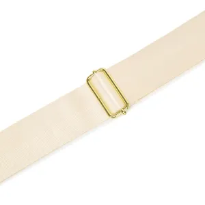 Detalle de cerca que muestra la hebilla de metal dorado ajustable en una correa de oxford.