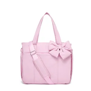 Vista dettagliata di una borsa sportiva rosa in nylon con un grande fiocco e tracolla.