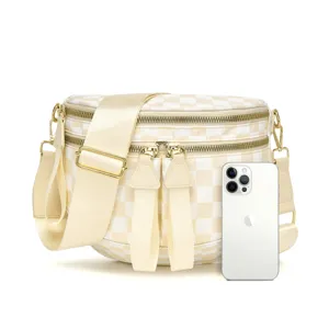 Bolso bandolera Oxford a cuadros grande junto a un smartphone para la escala
