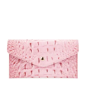 Vista detallada de una cartera rosa con relieve de cocodrilo y botón a presión