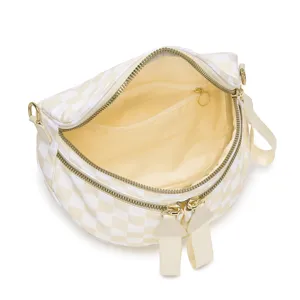 Vista interna detallada de un bolso bandolera a cuadros impermeable con compartimentos