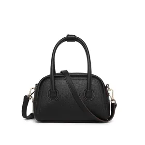 Vista frontal de un bolso Boston de cuero auténtico negro con un grano muy fino.