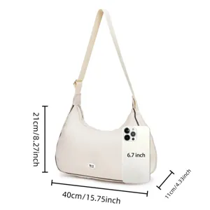 Dimensiones del bolso de hombro acolchado beige con comparación de tamaño de móvil.