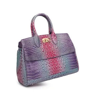 Vista dettagliata di una borsa a mano grande con motivo coccodrillo e design ad ala
