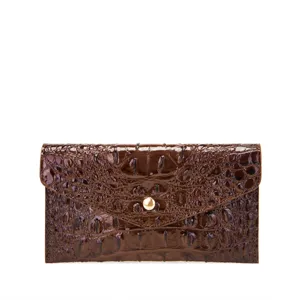 Detalle de la textura elegante de la cartera de cuero marrón con patrón de cocodrilo