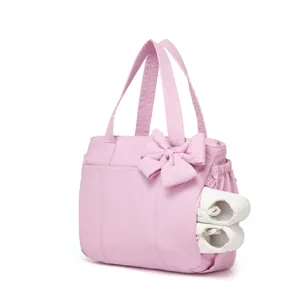 Vista dettagliata della borsa da viaggio rosa con scomparto laterale per scarpe.